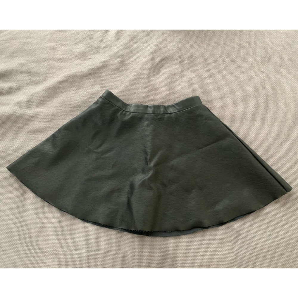 𝅺Girls faux leather mini skirt H&M sz 8yrs